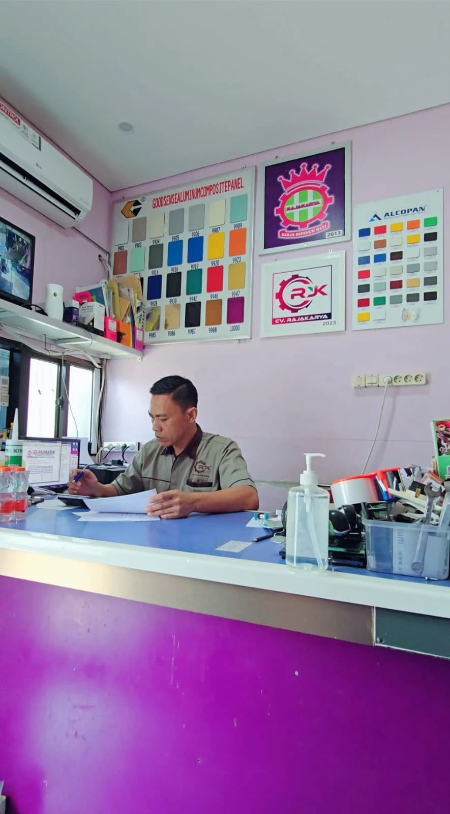Jendela dan kusen aluminium interior kantor modern Gresik