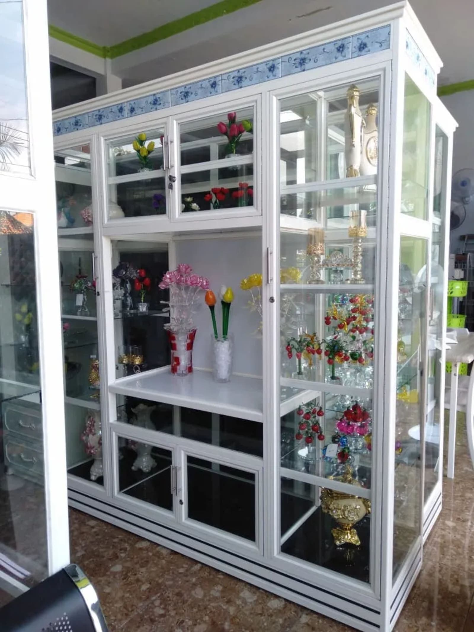 Lemari Piala atau Lemari Hiasan
