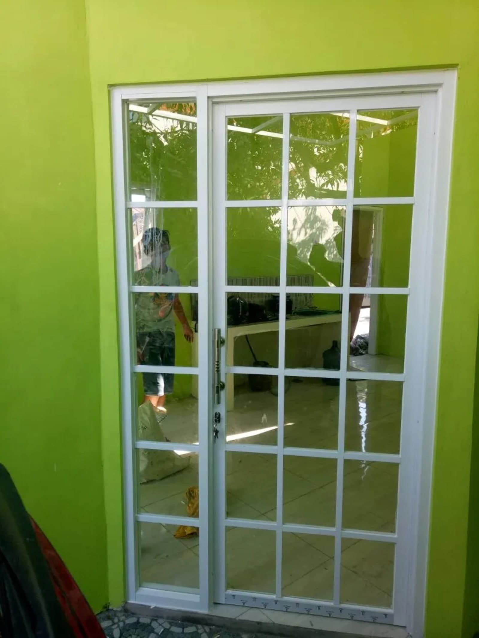 Kusen dan Pintu Swing Kaca